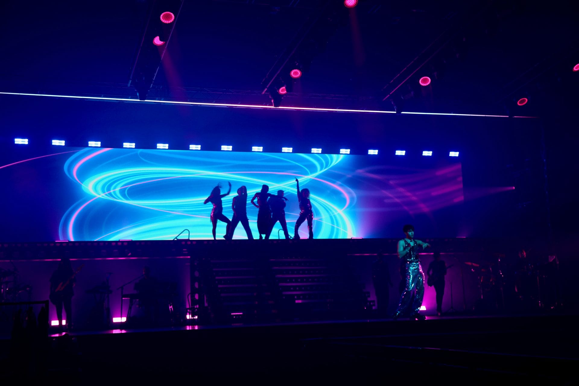 Turnérepetition i MTAB LIVE Blackbox Studio Södertälje – scenljus och artister på scen under produktionsrep