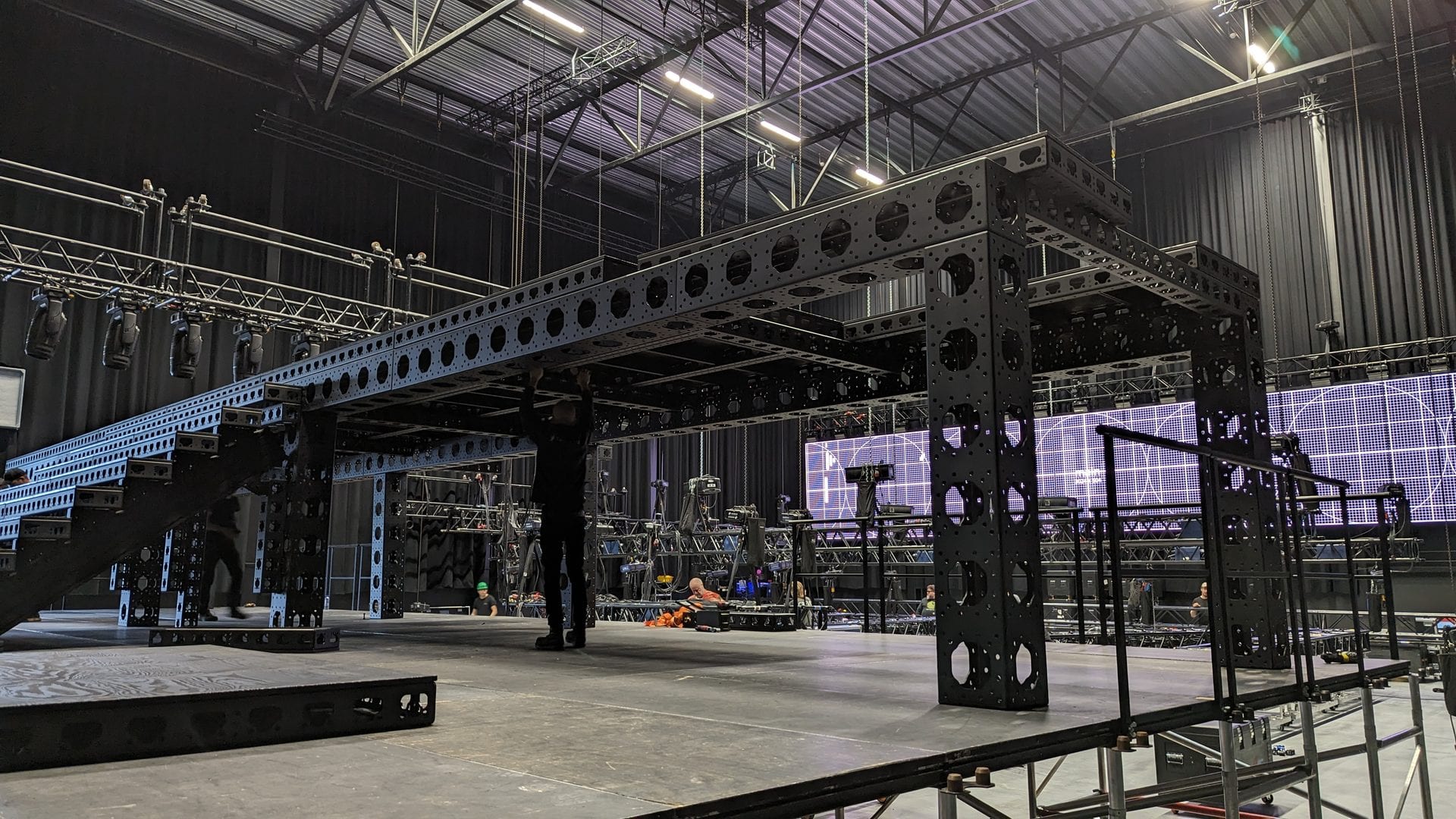 Fullriggad scen och scenografi under produktionsrepetition i MTAB LIVE Blackbox, Södertälje